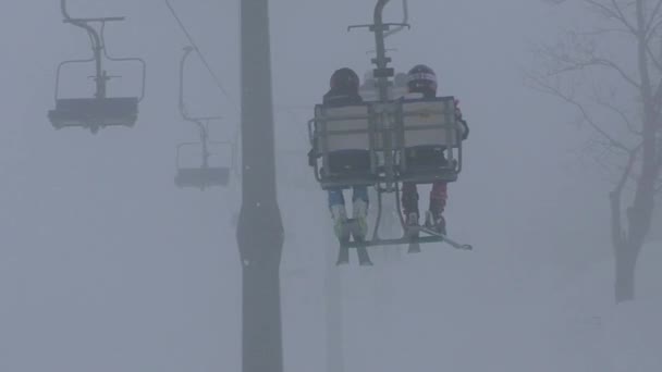 Mensen Stoeltjeslift Tijdens Sneeuwstorm Italië Snoeien — Stockvideo