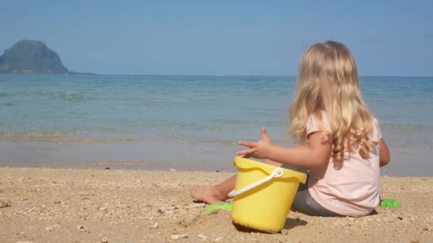 Petite Fille Blonde Assise Sur Plage Jouant Sable Avec Seau — Video