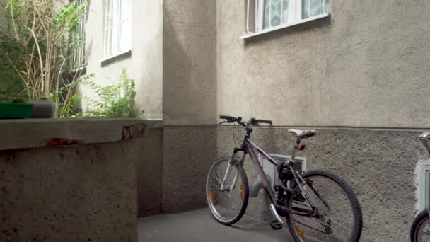 Duas Bicicletas Estacionadas Dentro Complexo Construção Tiro Panning — Vídeo de Stock
