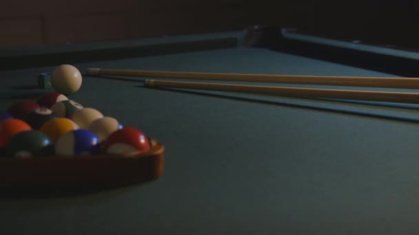 Plan Moyen Rapproché Une Table Billard Dans Sous Sol Sombre — Video