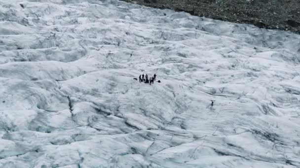Jostedalsbreen Nigardsbreen Glaciär Norge Visar Två Olika Grupper Isklättrare Glaciärvandrare — Stockvideo