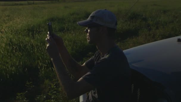 Mężczyzna Fotografuje Panoramiczne Zdjęcie Pięknym Krajobrazem Zachodem Słońca Przed Nim — Wideo stockowe