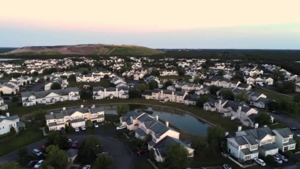 Dron Aéreo Revela Complejo Apartamentos Atardecer — Vídeos de Stock