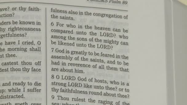 Olhe Sobre Salmo Neste Tiro Bíblia Sagrada — Vídeo de Stock