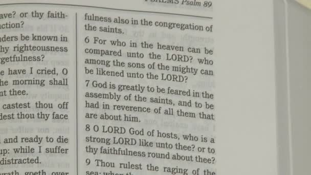 Podívejte se na Žalm 89 v tomto záběru z Bible svaté.
