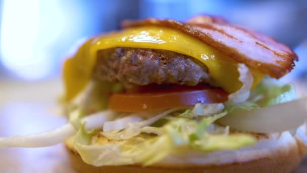 Крупный План Вкусного Гамбургера — стоковое видео
