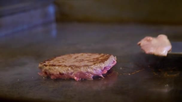 Close Saboroso Bife Carne Uma Deliciosa Fatia Bacon Sendo Cozido — Vídeo de Stock