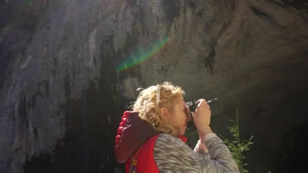 Žena Fotí Vedle Nádherných Bulharských Mostů — Stock video