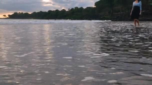 Mujer Embarazada Caminando Una Playa Tropical Atardecer — Vídeo de stock