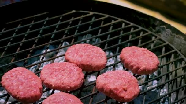 Hamburger Manzo Rallentatore Gettato Sul Barbecue Pronto Cuocere Sui Carboni — Video Stock