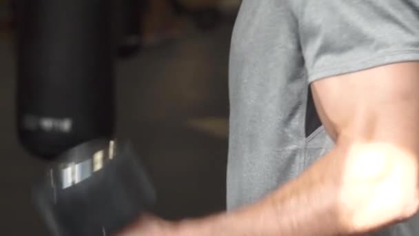 Joven Atlético Haciendo Ejercicio Gimnasio Con Pesas — Vídeos de Stock