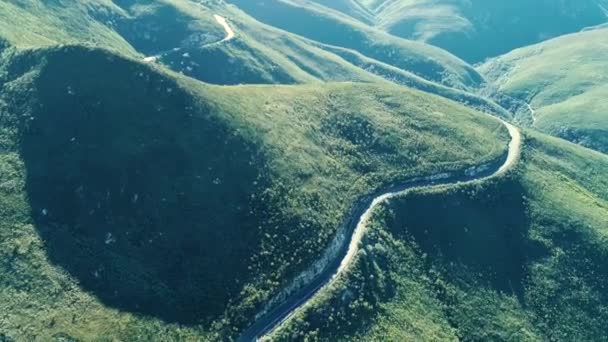 Drone Πλάνα Full Βουνά Που Καλύπτονται Από Πολύ Πράσινο Γρασίδι — Αρχείο Βίντεο