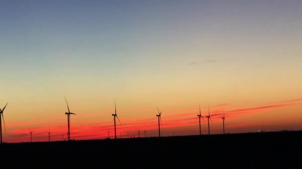 Silhouette Von Windrädern — Stockvideo