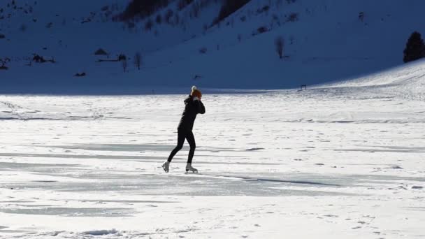 Seealpsee Švýcarsko 2017 Dívčí Bruslení Zamrzlém Přírodním Jezeře Slunečného Zimního — Stock video