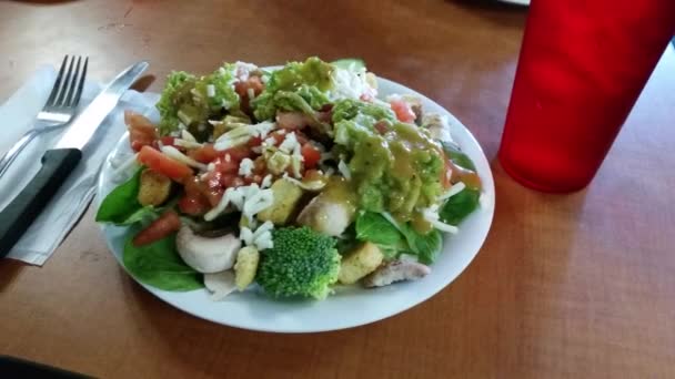 Panorámica Bajo Ángulo Con Ligera Rotación Plato Ensalada Colorida Llena — Vídeos de Stock