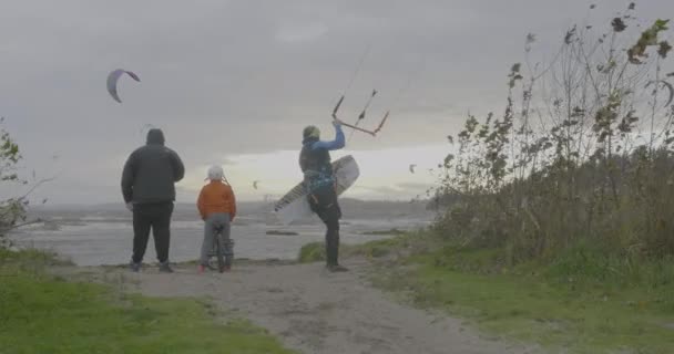 Een Vader Zoon Kijken Kitesurfer Een Winderige Dag — Stockvideo