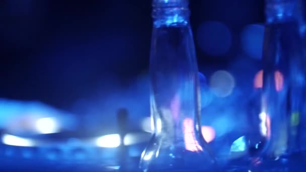 Tocando Toca Discos Iluminado Com Luz Azul — Vídeo de Stock