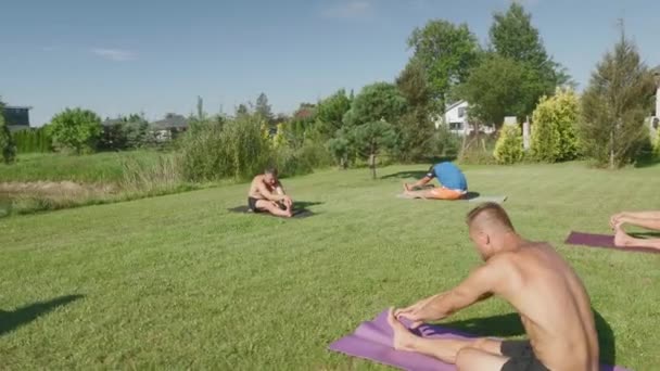 Yoga Sur Herbe Gauche Droite — Video