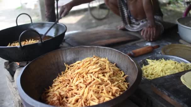 Homem Que Escolhe Rua Indiana Fritar Aperitivos Nimki Wok Com — Vídeo de Stock