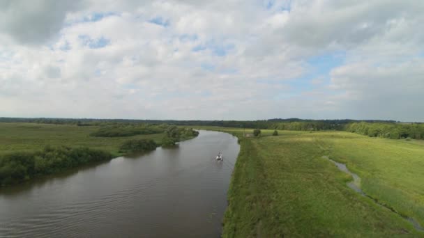 Kreuzfahrtschiff Auf Dem Fluss Mit Alter Wassermühle — Stockvideo