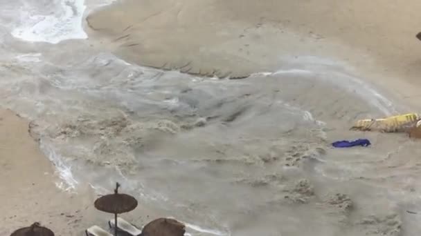 Πάνω Από Νερό Έρχεται Στην Παραλία — Αρχείο Βίντεο