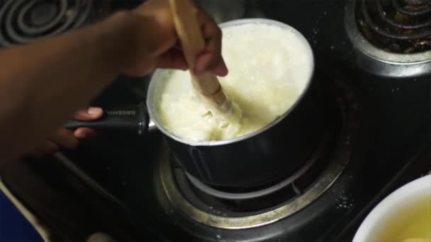 Video Agregando Fufu Una Mezcla Hirviendo Masa Maíz Agua Estufa — Vídeos de Stock