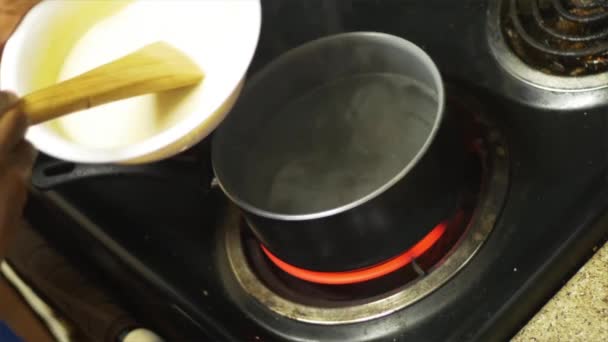 私のビデオストーブの上で沸騰水に水でコーンマサ小麦粉を追加します — ストック動画