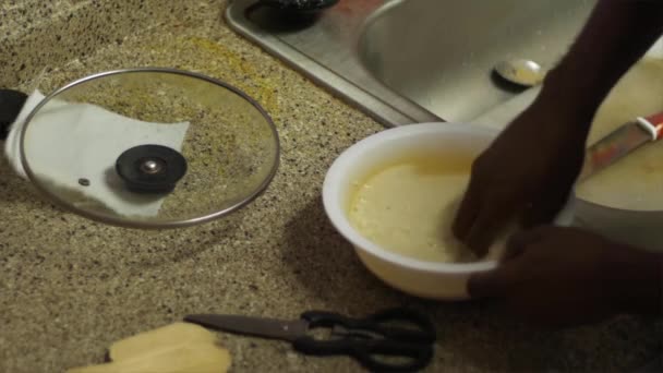 我把玉米玛莎花和水混合后再用它做豆腐的视频 — 图库视频影像