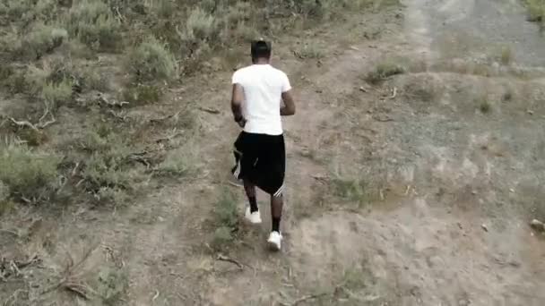 Czarny Atletyczny Mężczyzna Bieganie Lub Jogging Zewnątrz — Wideo stockowe