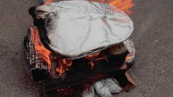 Tin Folie Pan Aluminiumfolie Gewikkelde Aardappelen Koken Een Kampvuur Een — Stockvideo