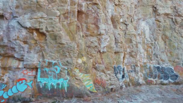 Фотосъемка Граффити Украшающего Скалы Пляжа Shark Fin Cove Давенпорте Калифорния — стоковое видео