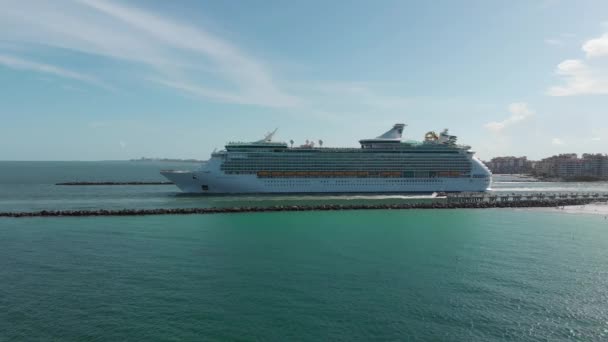 Großes Kreuzfahrtschiff Verlässt Miami Florida — Stockvideo