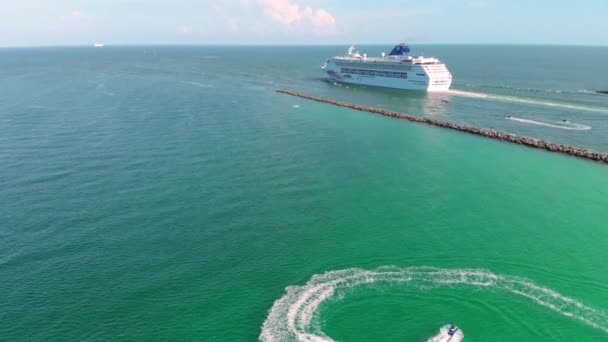 Cruiseskip Som Seiler Fra Miami Beach Med Vannscooter Forgrunnen – stockvideo
