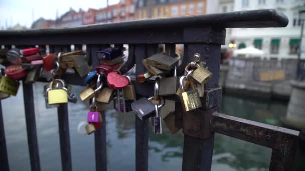 Slow Motion Shot Van Liefdessloten Een Brug — Stockvideo