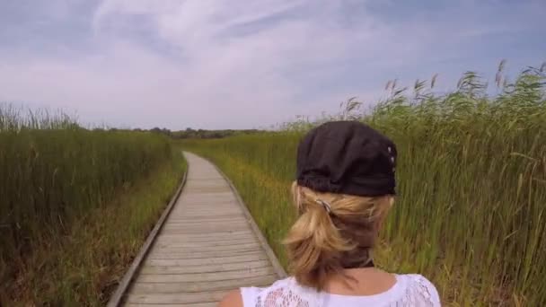 Ragazza Che Cammina Sul Lungomare Circondata Paludi — Video Stock