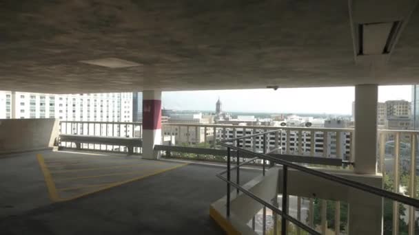 Glidecam Shot Van Parkeergarage Klokkentoren — Stockvideo