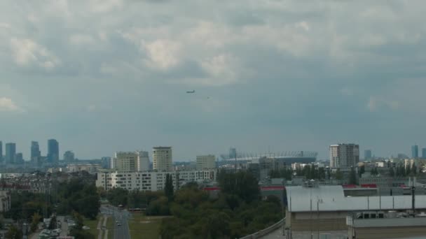 Grande Avião Militar Sobrevoando Centro Cidade Varsóvia Tiro Largo — Vídeo de Stock