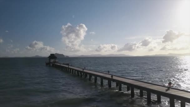 Αεροφωτογραφία Της Προβλήτας Του Νησιού Πουκέτ Ηλιοβασίλεμα Στο Βάθος — Αρχείο Βίντεο