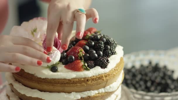 Femme Place Des Fleurs Sur Beau Gâteau Avec Des Baies — Video