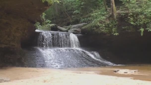 Ein Spaziergang Hinauf Einem Kleinen Versteckten Wasserfall Wald — Stockvideo