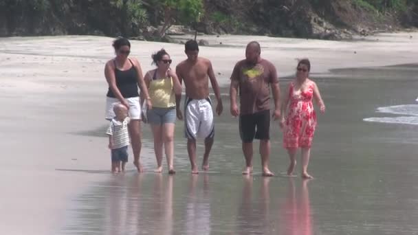 コスタリカのビーチを歩く家族 — ストック動画