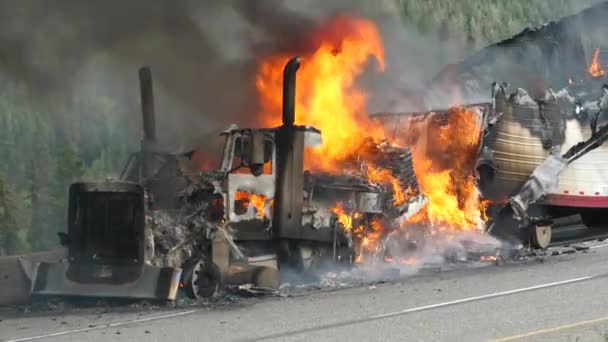 高速道路で制御不能なセミトラック — ストック動画