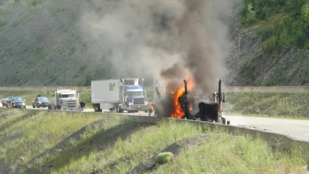 Semi Camion Brûle Hors Contrôle — Video