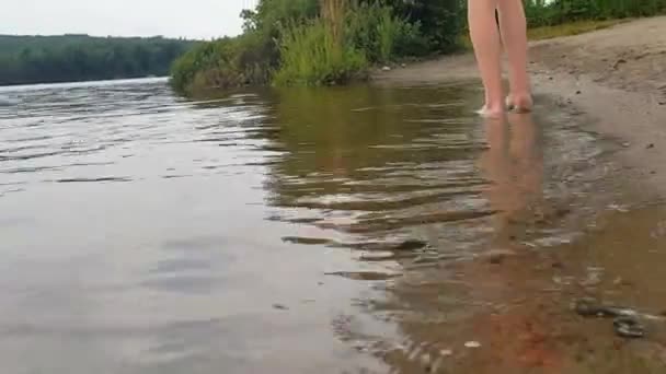 Stopy Wodzie Nad Jeziorem — Wideo stockowe