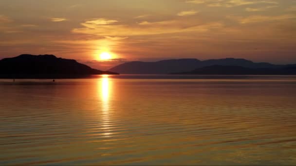 ノルウェーの最上部にあるキルケンスの真夜中の太陽の経過 — ストック動画