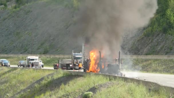Camion Dei Semi Brucia Fuori Controllo Autostrada — Video Stock