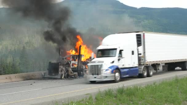 Ένα Ημι Φορτηγό Καίγεται Εκτός Ελέγχου Μια Εθνική Οδό — Αρχείο Βίντεο
