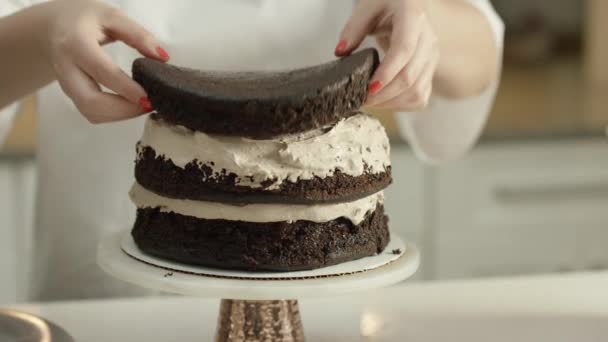 Vrouw Bouwt Een Chocolade Laag Cake — Stockvideo