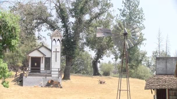 Kirche Und Windmühle Hintergrund Stehen Bäume — Stockvideo