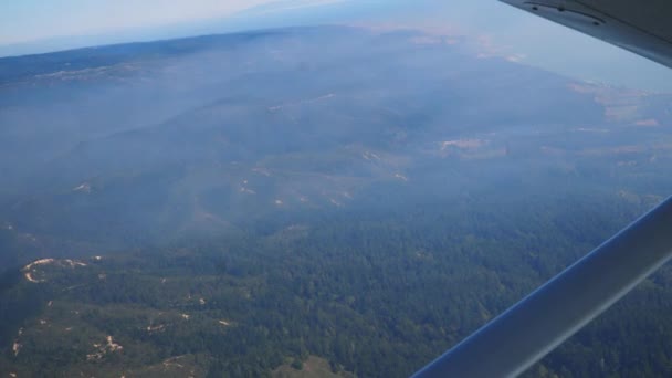 空中飞行飞越加利福尼亚北部海岸的金色森林山和海洋 距离窗户有雾 — 图库视频影像